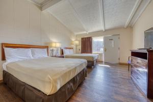 Habitación de hotel con 2 camas y TV en Royal Inn, en Oneida