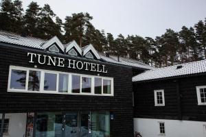 un edificio negro con las palabras hotel del tiempo en él en Tune Hotell Sarpsborg en Sarpsborg