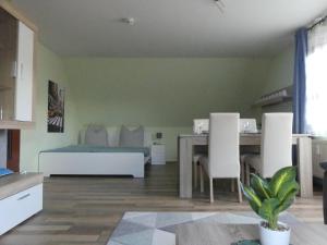 Schlafzimmer mit einem Bett und einem Esstisch in der Unterkunft Wohlfühloase by Rent Rooms Rietz in Stein bei Nürnberg