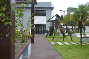 a wooden walkway in front of a building at Refúgio em Pelotas Com NF-E in Pelotas