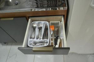 a drawer in a kitchen with utensils in it at Refúgio completo com Ar condicionado e enxoval in Pelotas