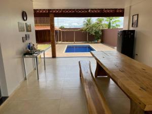 a living room with a bench and a swimming pool at Casa Rondônia Rural show! in Ji-Paraná