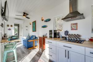 una cucina con armadi bianchi e un divano blu di Zen Box Tranquil Vermont Escape with Lake Views! a Castleton