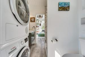 lavadero con lavadora y secadora en Zen Box Tranquil Vermont Escape with Lake Views!, en Castleton