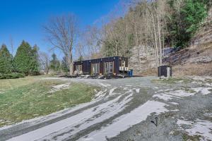 una casa sentada al lado de un camino de tierra en Zen Box Tranquil Vermont Escape with Lake Views!, en Castleton
