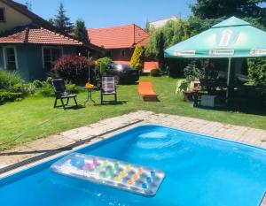 Una piscina con una bandeja de bolas encima. en Party/Wellness House Pool/Hot tub/Sauna en Pelhřimov