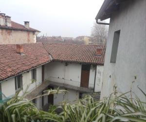 vista su due edifici con tetti rossi di La Dimora del Borgo a Pinerolo