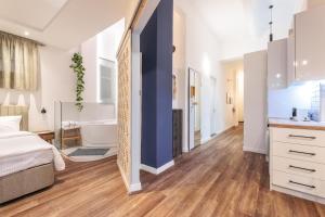 Ένα ή περισσότερα κρεβάτια σε δωμάτιο στο Couple-in magical suite with jacuzzi