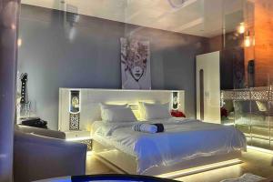 a bedroom with a large white bed in a room at جاكوزي وغرفة سينما شقه فاخرة في ممشى الهجرة VIP in Al Madinah