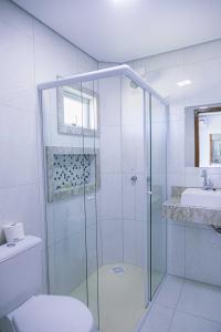 La salle de bains est pourvue d'une douche, de toilettes et d'un lavabo. dans l'établissement Hotel Nativa Eco, à Mandirituba