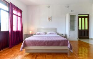 Posteľ alebo postele v izbe v ubytovaní Six-Bedroom Holiday Home In Sv, Filip I Jakov