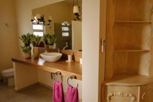 een badkamer met een wastafel en een spiegel bij Linda casa 1h30 de SP dentro de HARAS com LAZER in Boituva