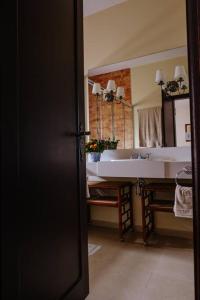 een badkamer met een wastafel en een grote spiegel bij Linda casa 1h30 de SP dentro de HARAS com LAZER in Boituva