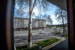 desde una ventana de una calle con un edificio en Apartment Registan, en Samarkand
