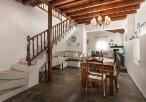 Χώρος καθιστικού στο Elegance Villa: Classy Paradise w/ a private beach