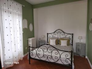 Ένα ή περισσότερα κρεβάτια σε δωμάτιο στο Maison bourgeoise avec piscine privée
