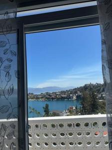 Casa Equipada con Vista Panorámica #1 في سان بيدرو لا لاغونا: نافذة مطلة على جسم ماء
