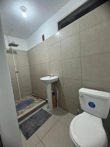 y baño con aseo y lavamanos. en Casa Equipada con Vista Panorámica #1 en San Pedro La Laguna