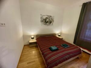 um pequeno quarto com uma cama e duas mesas de cabeceira em Bobbys Gartenapartment em Krems an der Donau