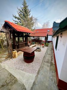 einen Hinterhof mit einem Picknicktisch und einem Pavillon in der Unterkunft Alma Hof Vendégház in Boldogasszonyfa