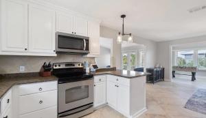 Η κουζίνα ή μικρή κουζίνα στο Beachside Bliss Beach House