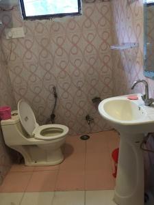 y baño con aseo y lavamanos. en Hodophile Home Manali, en Manali