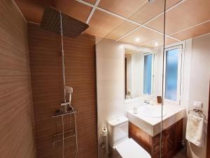 bagno con lavandino e doccia di Apartamento Gold Sierra Nevada a Granada