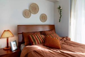 Ένα ή περισσότερα κρεβάτια σε δωμάτιο στο Cozy Suite in Heart of Downtown Toronto G3