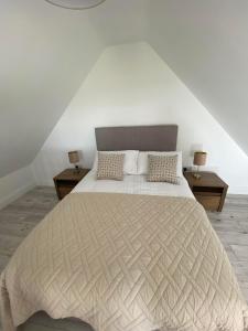 um quarto com uma cama grande e 2 mesas de cabeceira em Hillview Apartment em Bandon
