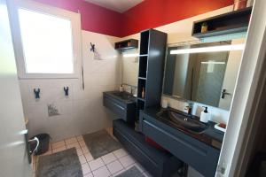 ein Badezimmer mit 2 Waschbecken und einem Spiegel in der Unterkunft La maison de Béa in Le Rouget