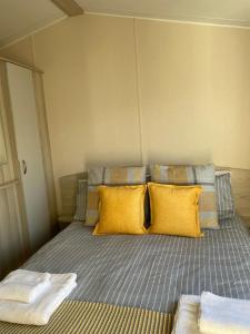 Säng eller sängar i ett rum på Family Caravan, Seton sands, Haven holiday village