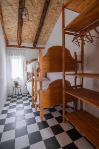 1 dormitorio con 2 literas y suelo a cuadros en Casa Rural El Olivo, en Villamalea