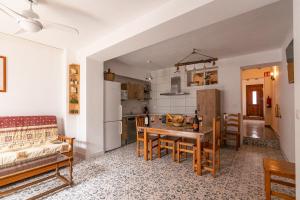 een keuken en een woonkamer met een tafel en stoelen bij Casa Rural El Olivo in Villamalea