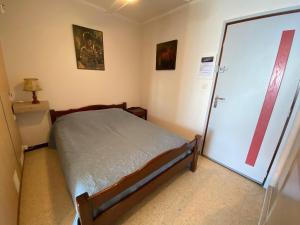 Postel nebo postele na pokoji v ubytování Appartement cosy avec climatisation, WIFI à 5 min des Thermes - Animaux admis - FR-1-503-26