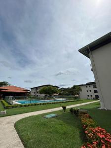 un edificio con un patio con piscina en Apartamento Guanacaste Liberia, Piscina, Cama King, en Liberia