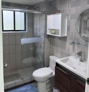 La salle de bains est pourvue d'une douche, de toilettes et d'un lavabo. dans l'établissement Apartamento Guanacaste Liberia, Piscina, Cama King, à Liberia