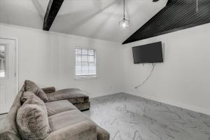 Predel za sedenje v nastanitvi Newly Updated 5-Bedroom Home in Vidor