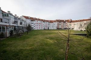 einen Rasenplatz vor einem großen Gebäude in der Unterkunft Apartman Day in Čakovec