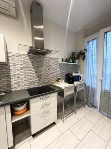 A kitchen or kitchenette at EASYROOMS ONE