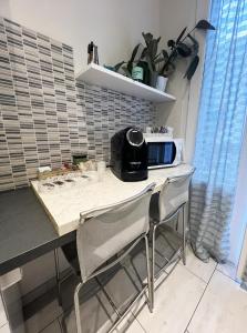 A kitchen or kitchenette at EASYROOMS ONE
