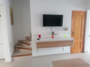 a living room with a tv on a wall at Agradable casa para disfrutar con los tuyos in Gran Alacant