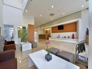 Kuchyň nebo kuchyňský kout v ubytování Whiz Hotel Pemuda Semarang