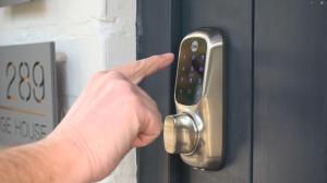 uma pessoa está pressionando uma maçaneta da porta com o dedo em The Bridge House Henley em Henley in Arden