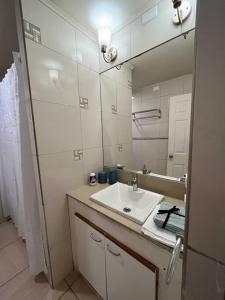 康塞普西翁的住宿－Casa con inmejorable ubicación，一间带水槽和镜子的浴室