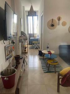 ein Wohnzimmer mit einem Sofa und einem Tisch in der Unterkunft Appartement à Carthage byrsa in Karthago