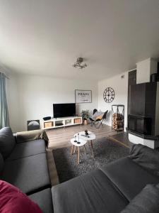 sala de estar con sofá y mesa en Sikvägen Apartments, en Mariehamn