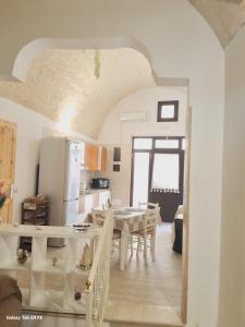 eine Küche und ein Esszimmer mit einem Tisch und Stühlen in der Unterkunft Porta Sant'Antonio in Grottaglie