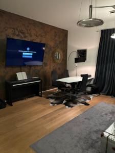 a living room with a table and a piano at Luxusapartment Hamburg Hafencity in Hamburg