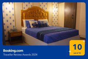 a hotel room with a bed with a blue comforter at Ronda Hotel Boutique by Chat Noir in Cuenca