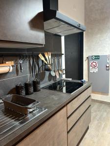una cucina con lavandino e piano di lavoro di Appartamento 50 mt dal mare a Lido di Ostia